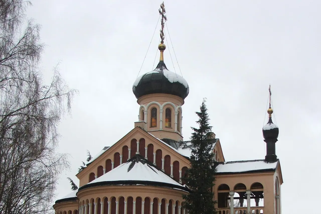Die Zwiebelkuppeln der Kirche St. Wladimir in Marienbad