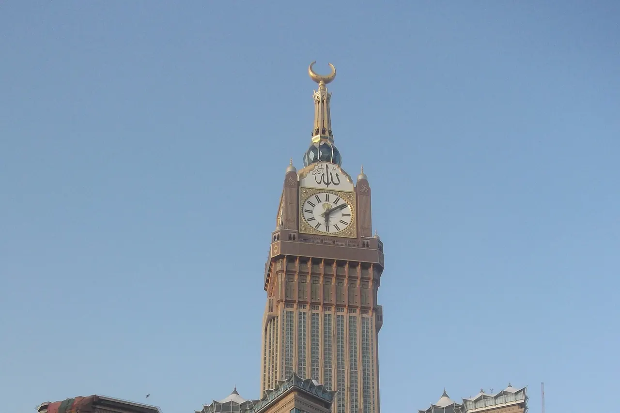 The upper clock face and surrounding hotel towers of the Abraj Al Bait complex