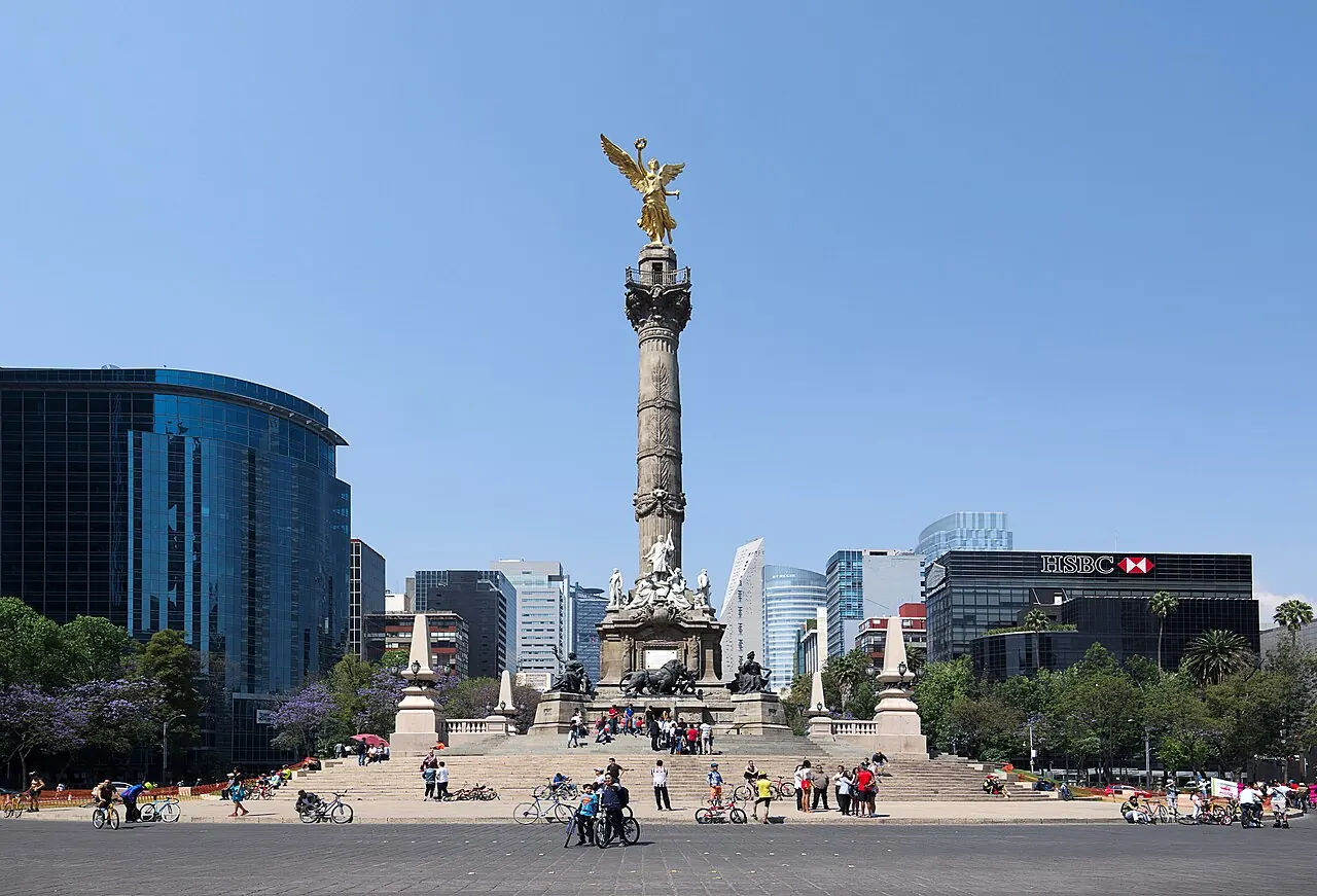 The Angel of Independence column and gilded figure on Paseo de la Reforma