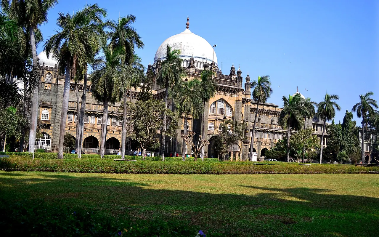 The domed Chhatrapati Shivaji Maharaj Vastu Sangrahalaya museum beyond its gardens