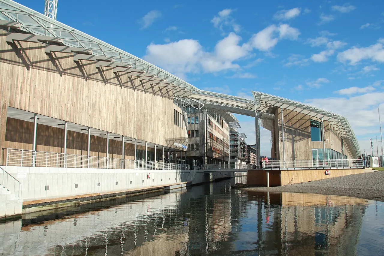The curved roof and waterfront buildings of the Astrup Fearnley Museum