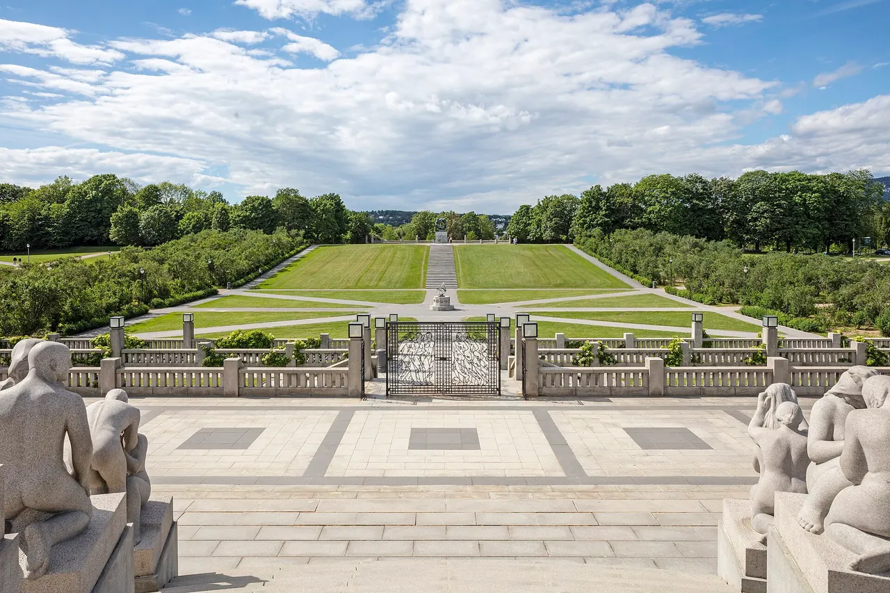 Vigeland's sculpture groups and the landscaped axis of Frogner Park
