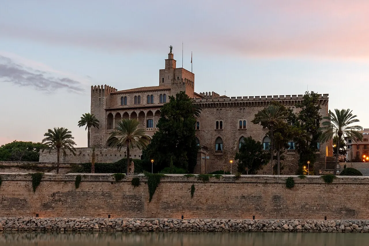 Die Steinmauern und Türme des Königspalastes La Almudaina in Palma