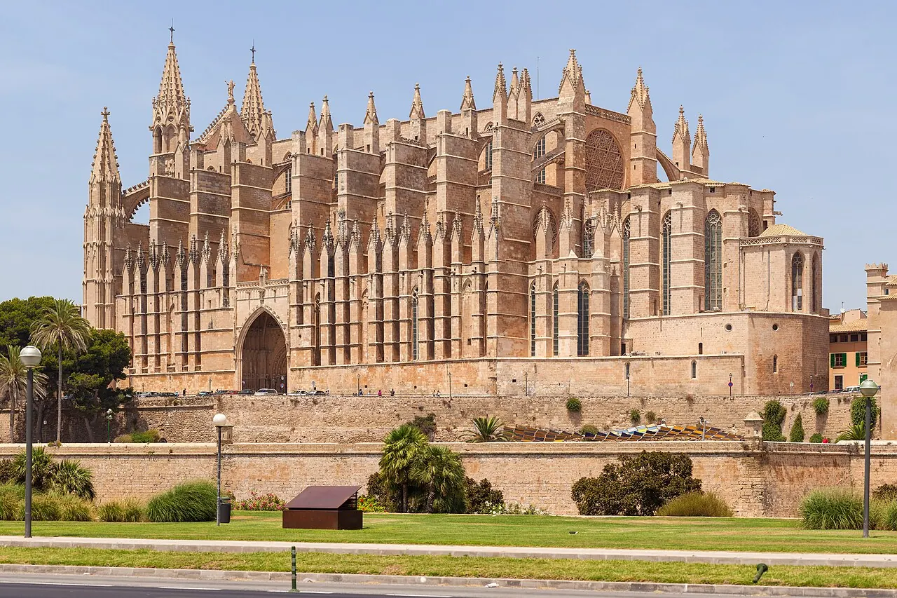 Die gotische Außenfassade der Kathedrale von Palma über der Uferpromenade auf Mallorca