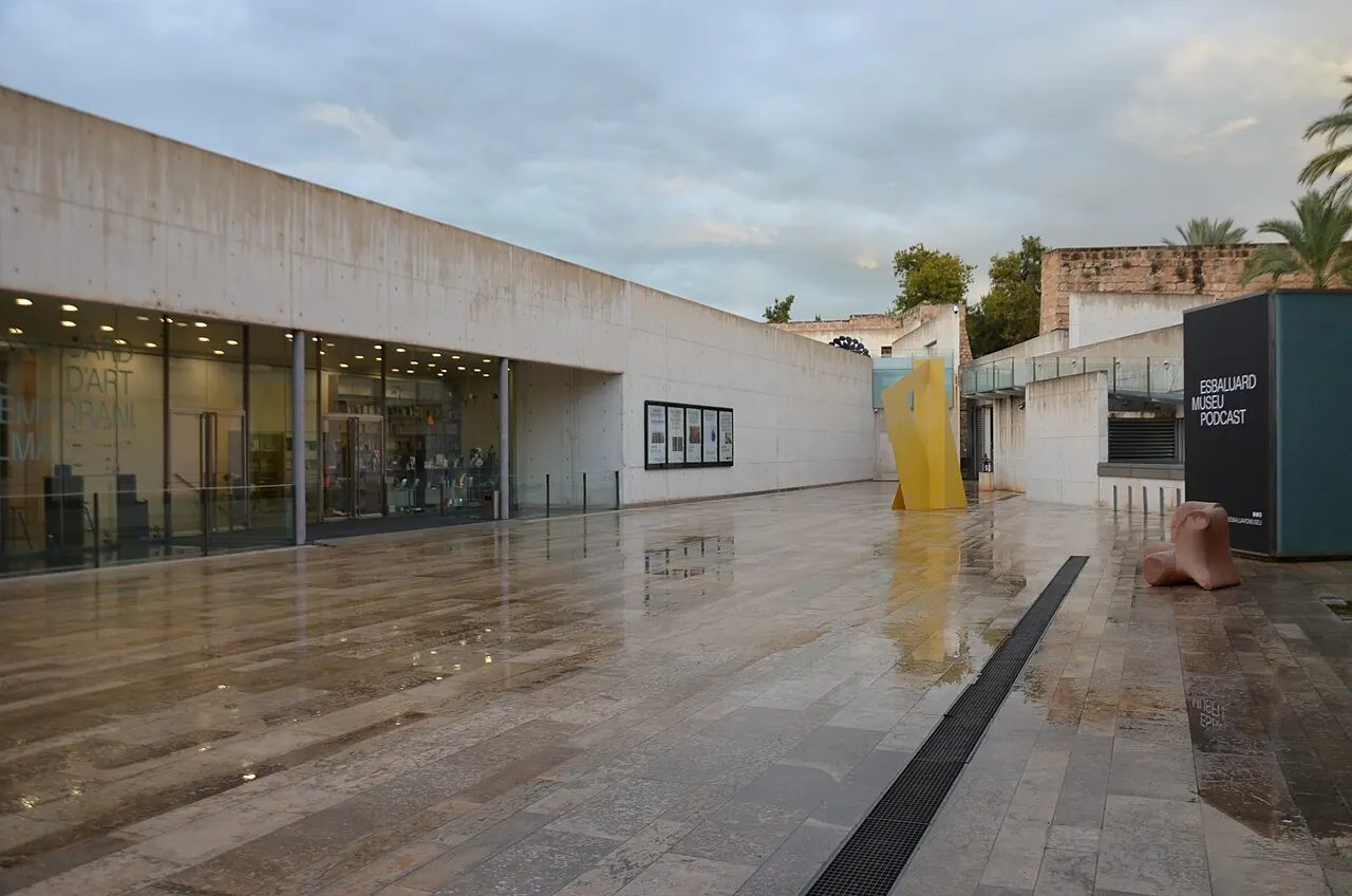 Die Museumsräume des Es Baluard, eingebettet in Palmas historische Befestigungsanlagen