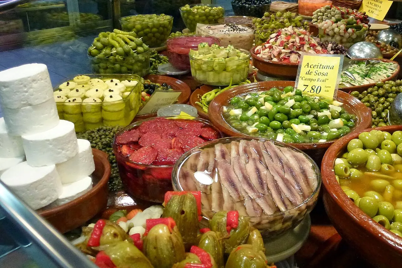 Oliven und zubereitete Speisen in der Auslage im Mercat de l'Olivar in Palma