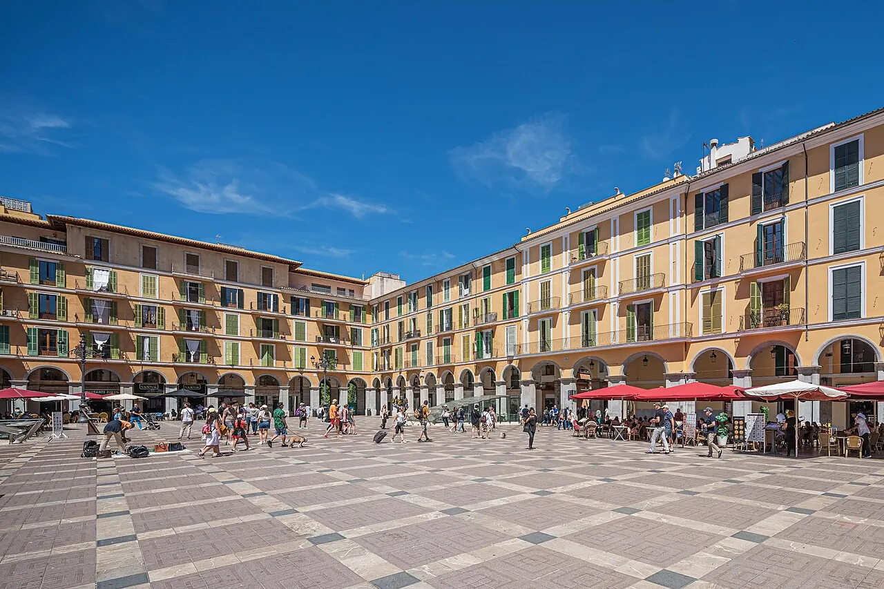 Die Arkadenfassaden und der offene Platz der Plaça Major in Palma
