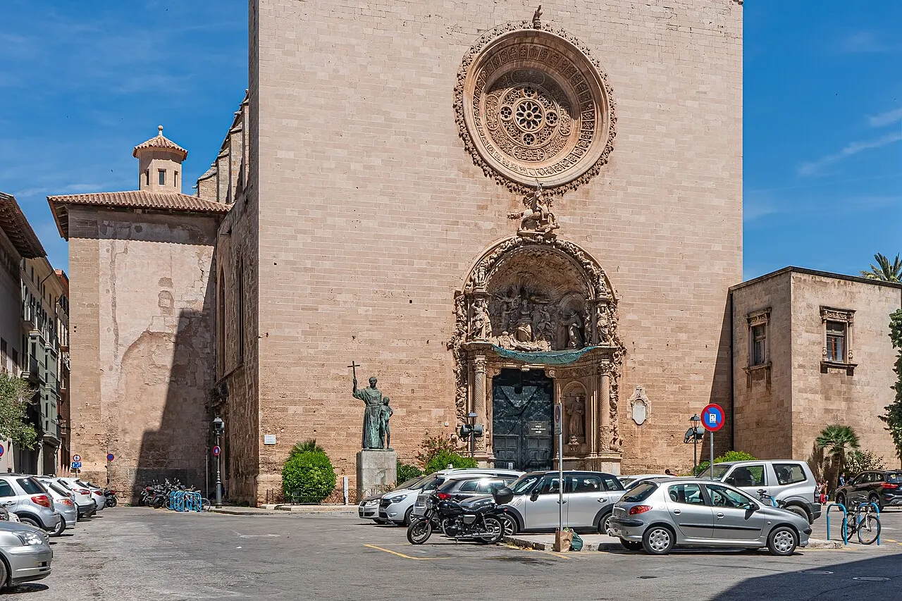 Die reich verzierte Fassade der Basilika Sant Francesc in Palmas Altstadt