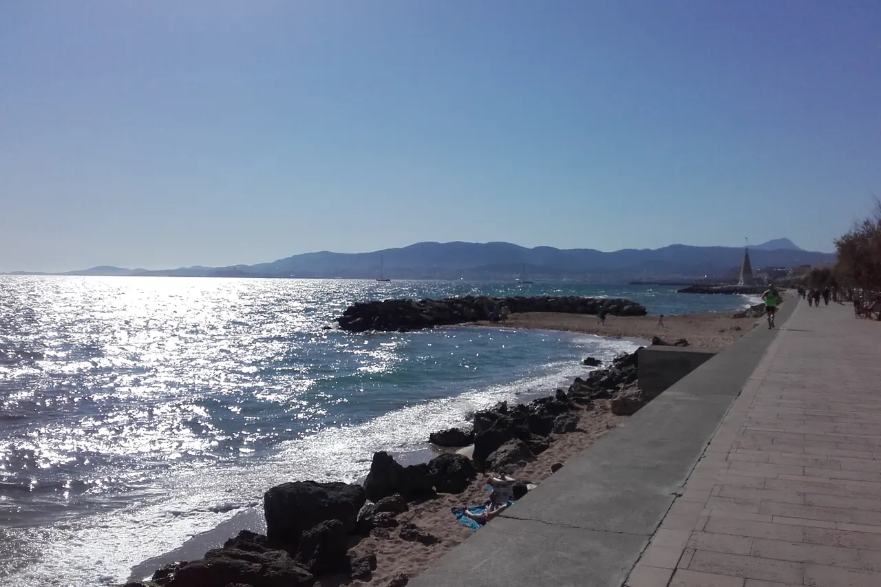 Der Uferweg und der kleine Strand von Portixol in Palma