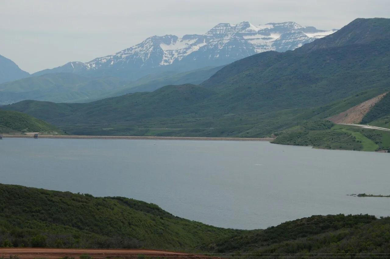 Der Jordanelle-Stausee in der umliegenden Landschaft Utahs