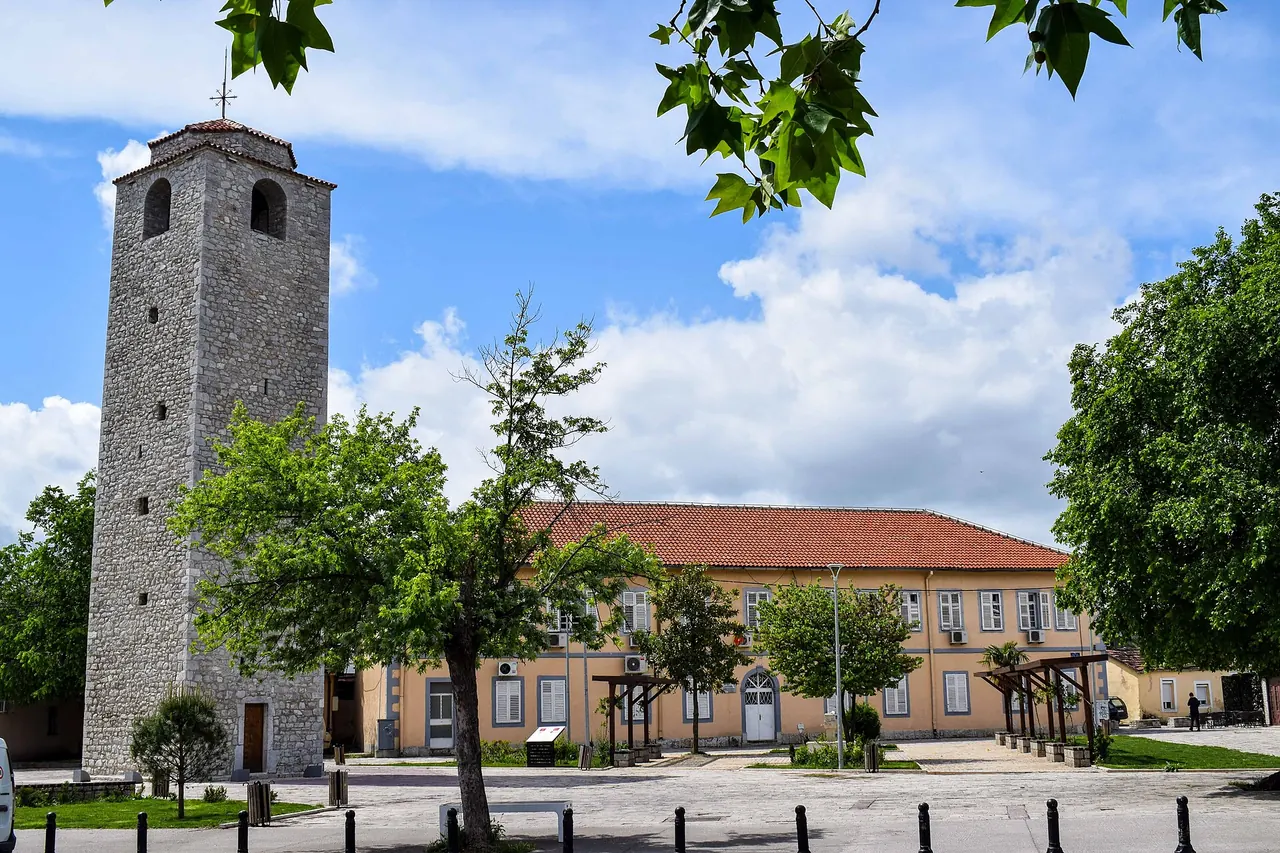 Der steinerne Uhrturm von Podgorica über den Straßen von Stara Varos