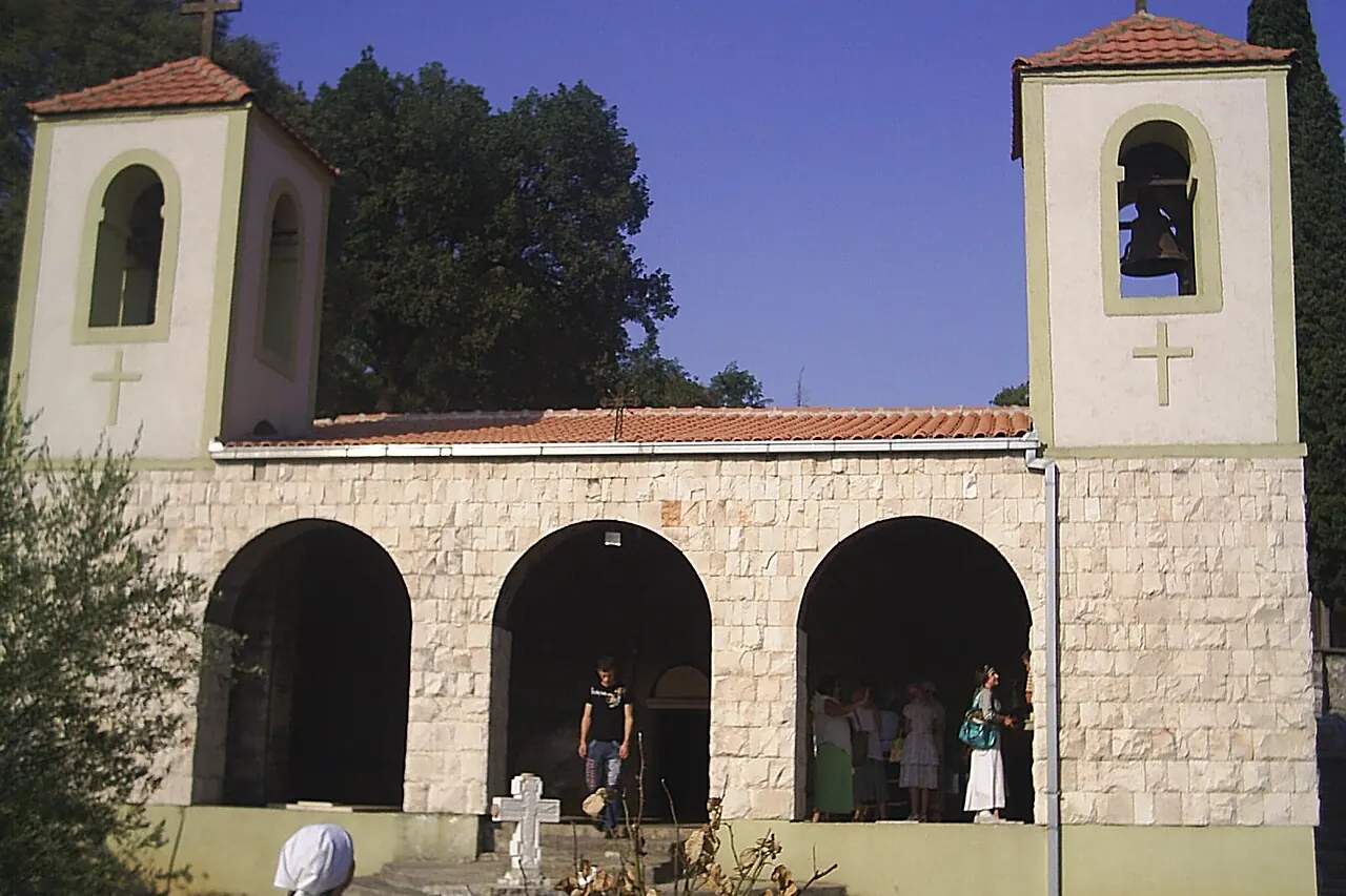 Kircheneingang und Hof des Klosters Dajbabe außerhalb des Zentrums von Podgorica