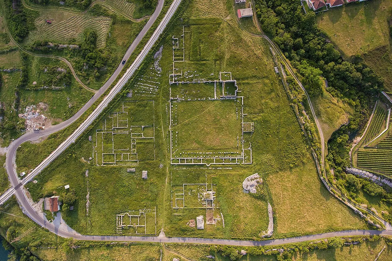 Steinfundamente und Architekturfragmente in der römischen Ausgrabungsstätte Doclea