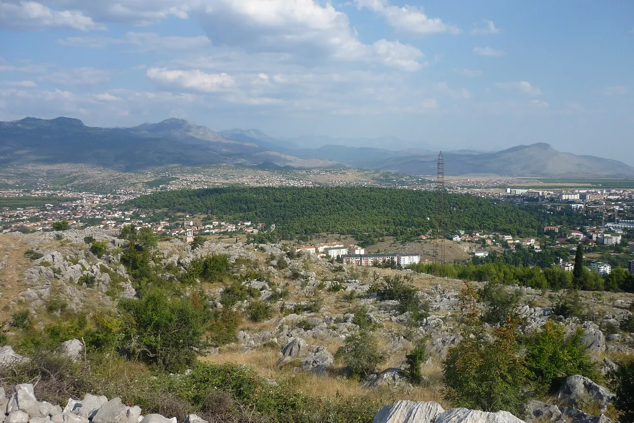 Blick vom Gorica-Hügel über Podgorica und die bewaldeten Hänge