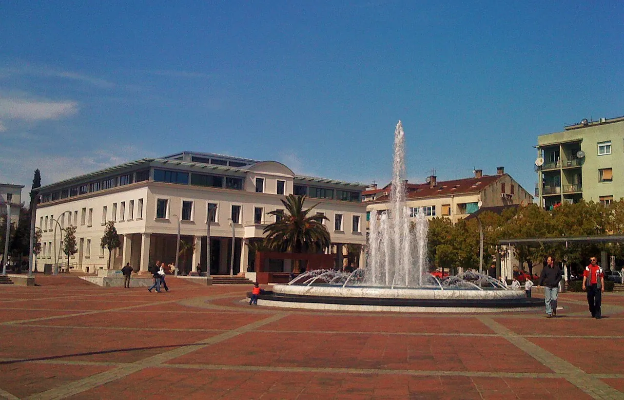 Die offene Pflasterfläche mit Brunnen auf dem Unabhängigkeitsplatz im Zentrum von Podgorica