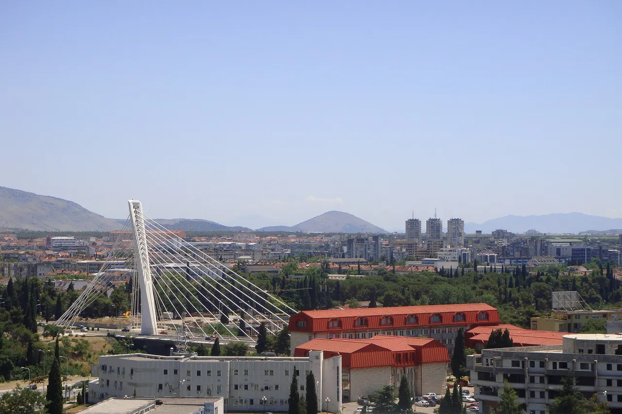 Der seilverspannte Pylon der Millenniumsbrücke über der Moraca in Podgorica