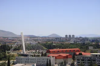 Der seilverspannte Pylon der Millennium-Brücke über der Morača in Podgorica