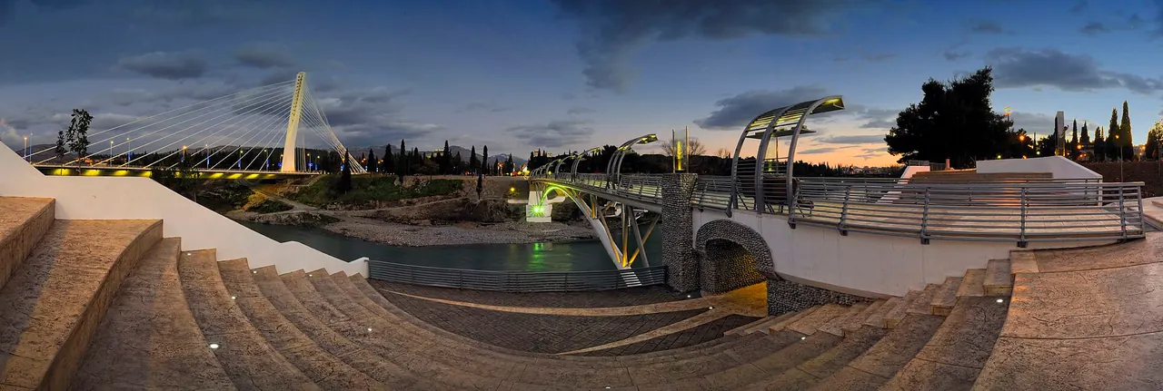 Die flache Moskauer Fußgängerbrücke über die Morača, dahinter die modernen Flussübergänge