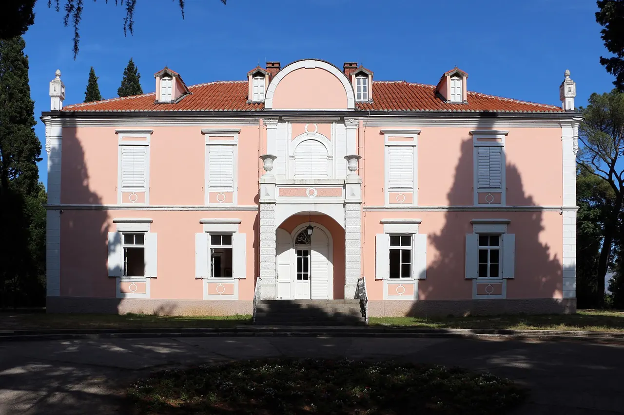 Der ehemalige königliche Winterpalast zwischen den Bäumen des Petrovic-Parks in Podgorica