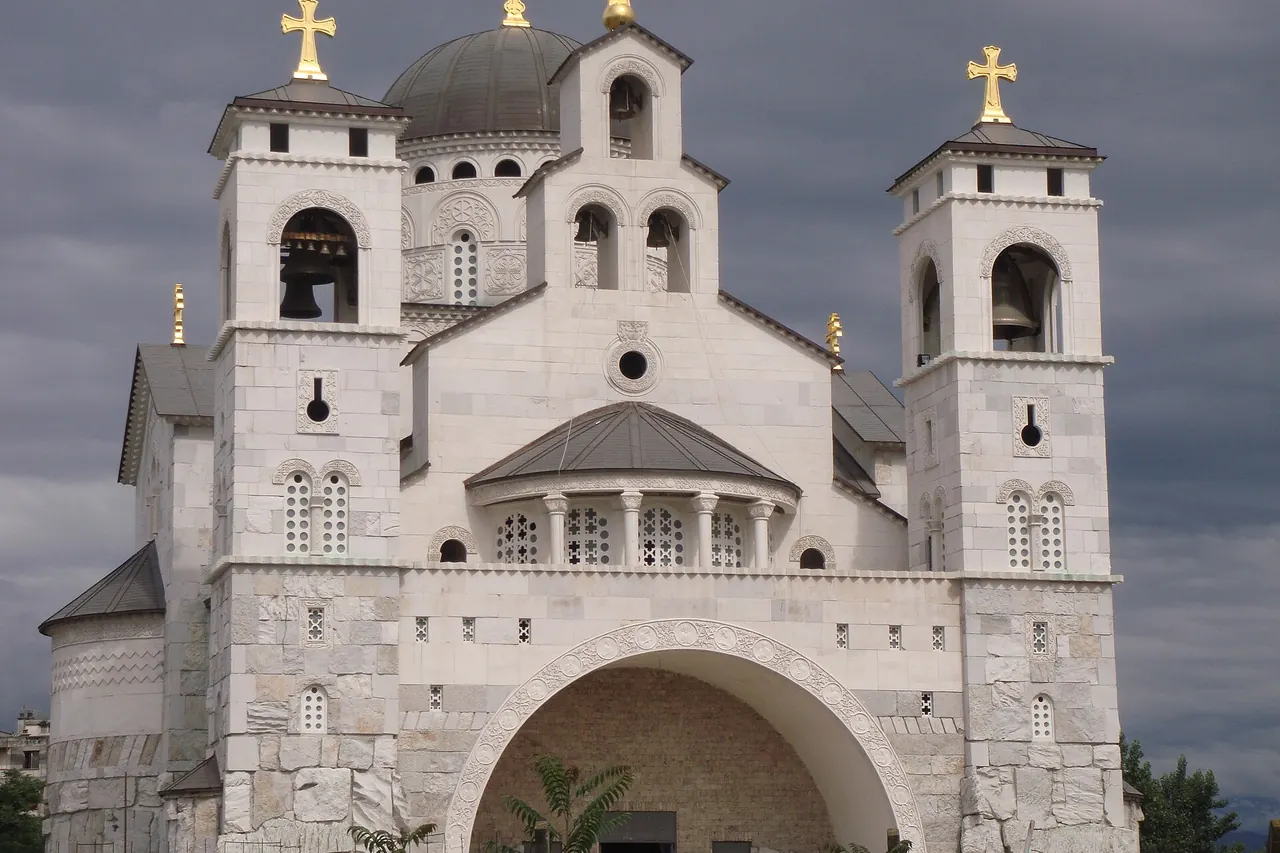 Die Kuppeln und die helle Steinfassade der Auferstehungskathedrale in Podgorica