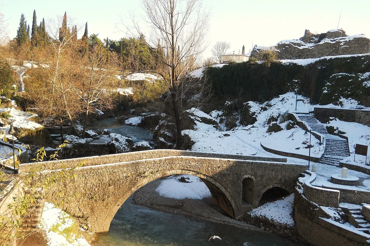 Der flache Steinbogen der Ribnica-Brücke am Zusammenfluss der Flüsse in Podgorica