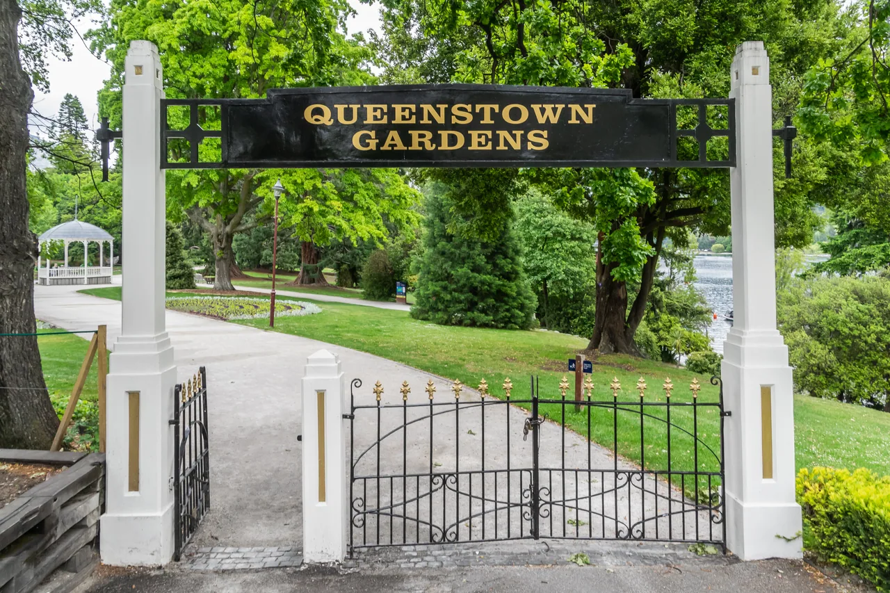 The entrance to Queenstown Gardens