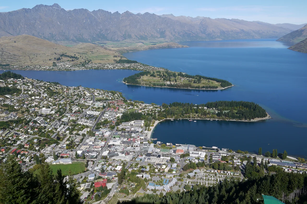 Kelvin Heights peninsula across Lake Wakatipu, seen from above Queenstown