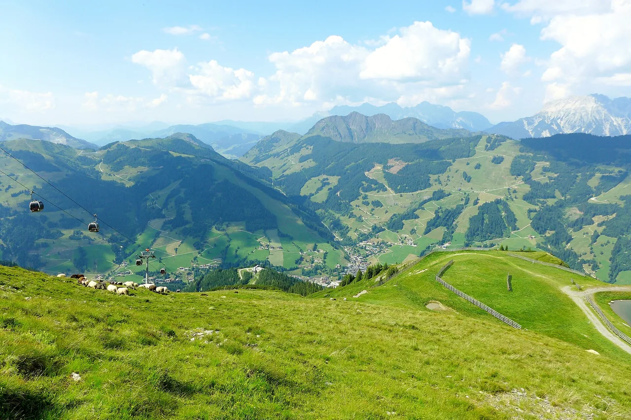 Der Schattberg X-press führt von Saalbach auf den Berg