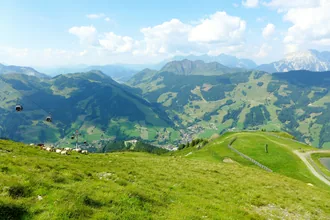 Der Schattberg X-press führt von Saalbach auf den Berg