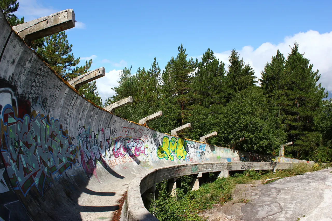 Betonkurven der ehemaligen olympischen Bobbahn im Wald auf dem Trebevic