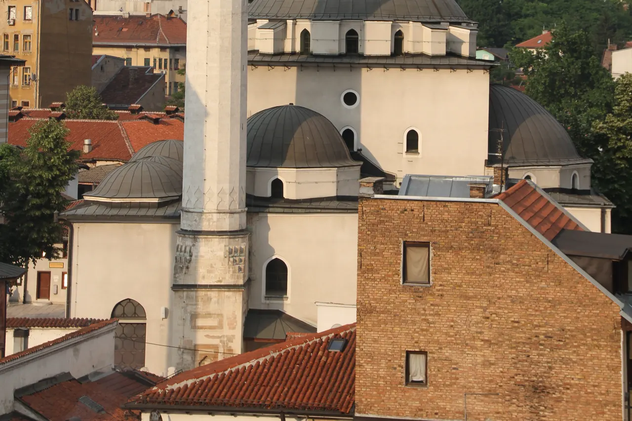 Kuppeln, Minarett und Eingang der Gazi-Husrev-Beg-Moschee in Sarajevo