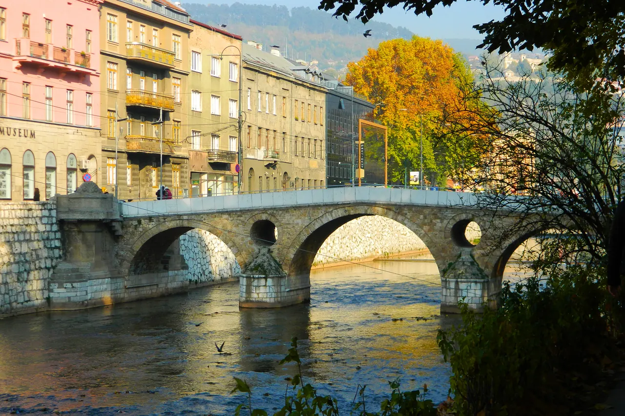 Steinbögen der Lateinerbrücke über die Miljacka im Zentrum von Sarajevo