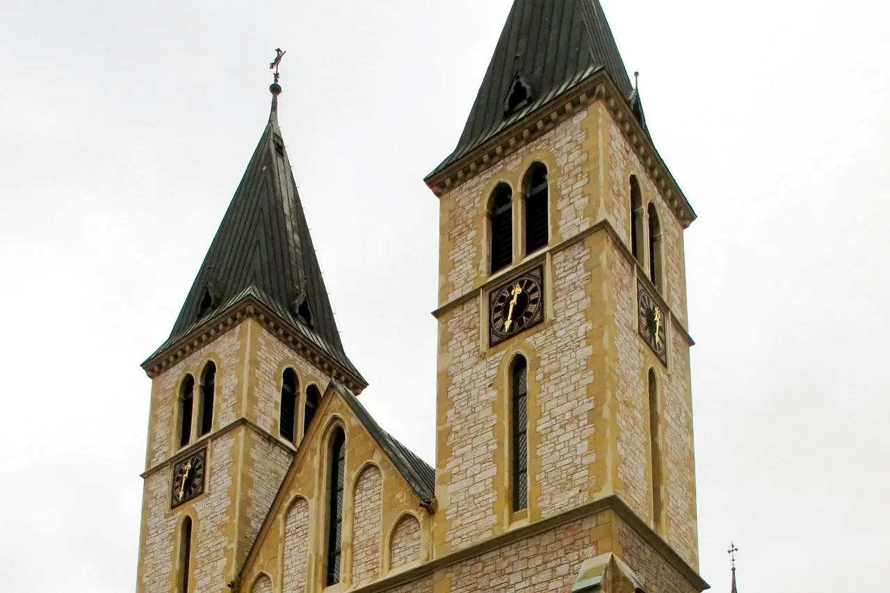 Doppeltürme und Fensterrose der Herz-Jesu-Kathedrale in Sarajevo