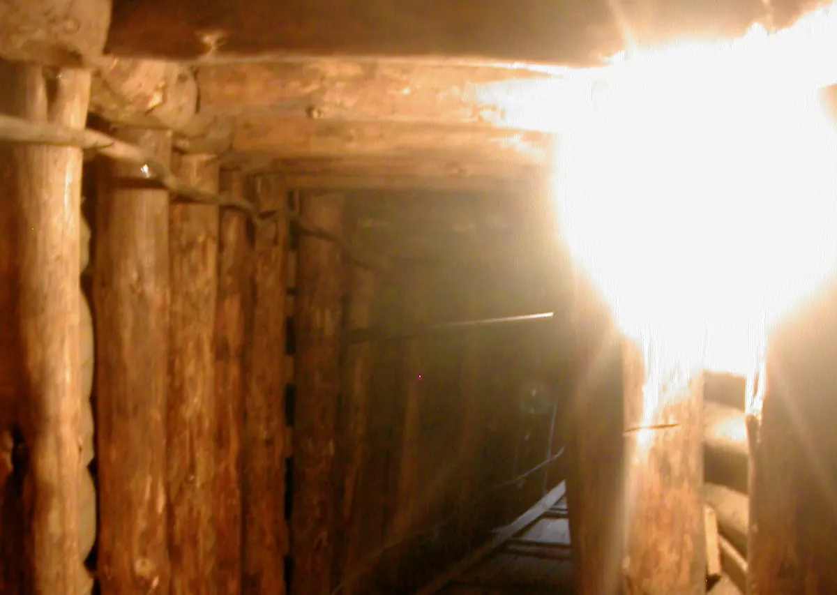 Mit Holz abgestützter Gang in der Gedenkstätte Tunnel der Hoffnung in Sarajevo