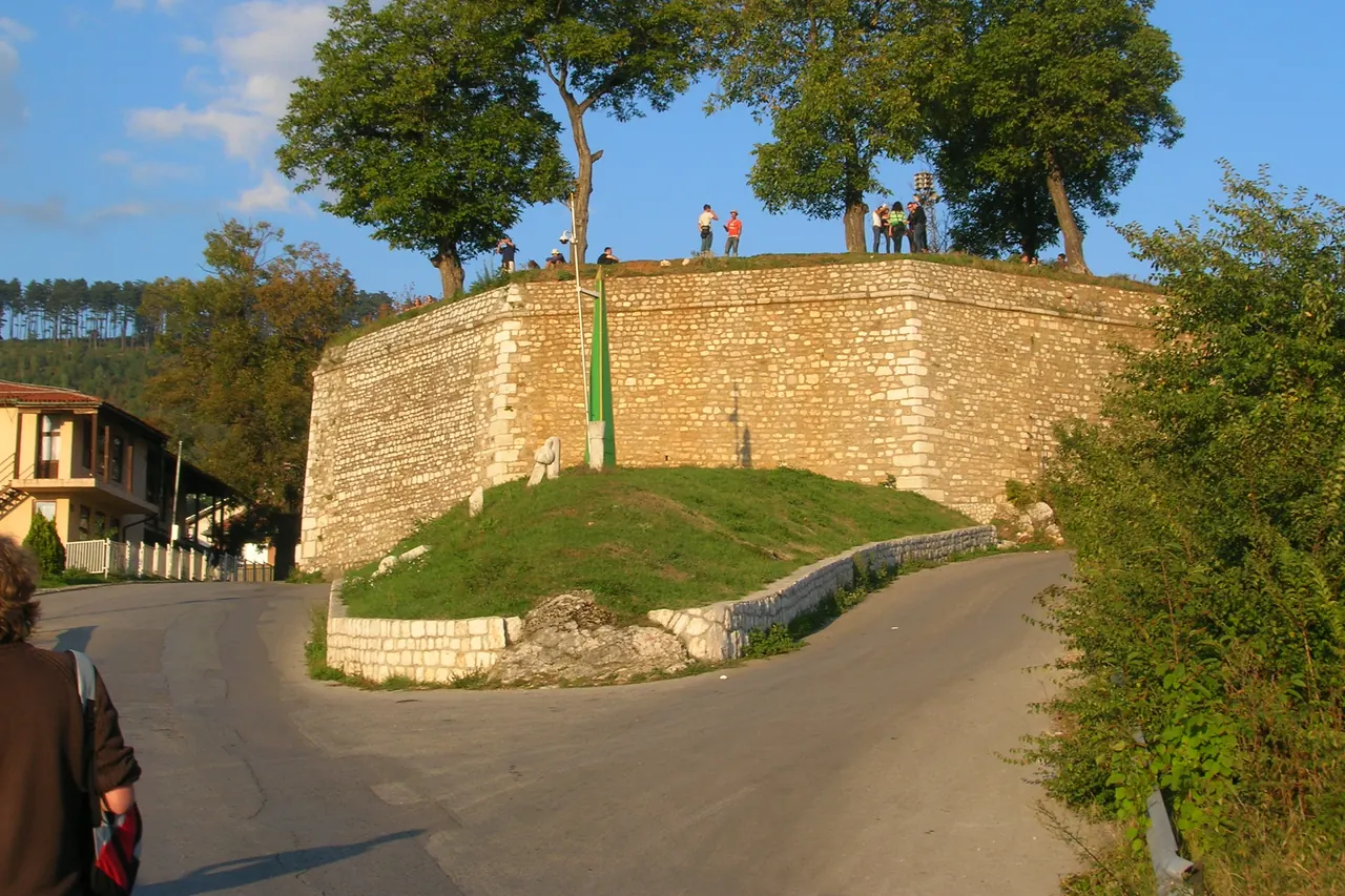 Steinerne Bastion der Gelben Festung über den Dächern von Sarajevo