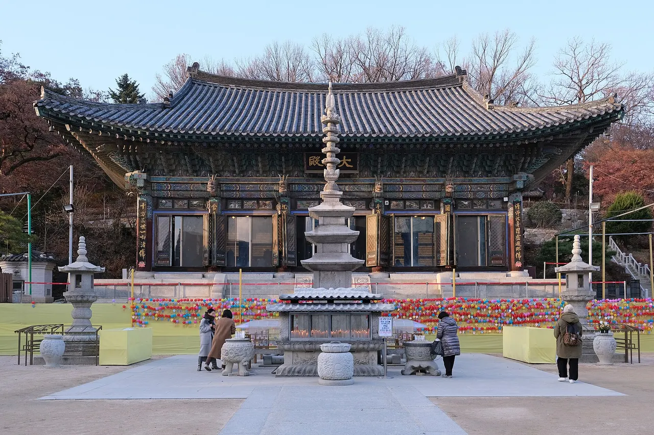 Visitors in front of the main tiled-roof temple hall at Bongeunsa