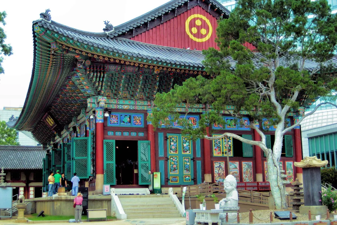 The main temple hall and trees in the courtyard of Jogyesa