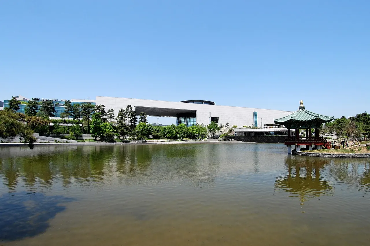 The broad facade and reflecting water at the National Museum of Korea