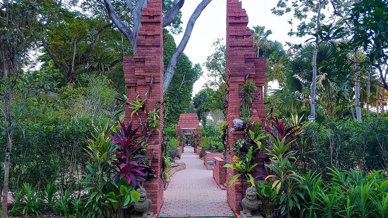 Steinerne Torbögen und tropische Bepflanzung im Sang Nila Utama Garden auf dem Fort Canning