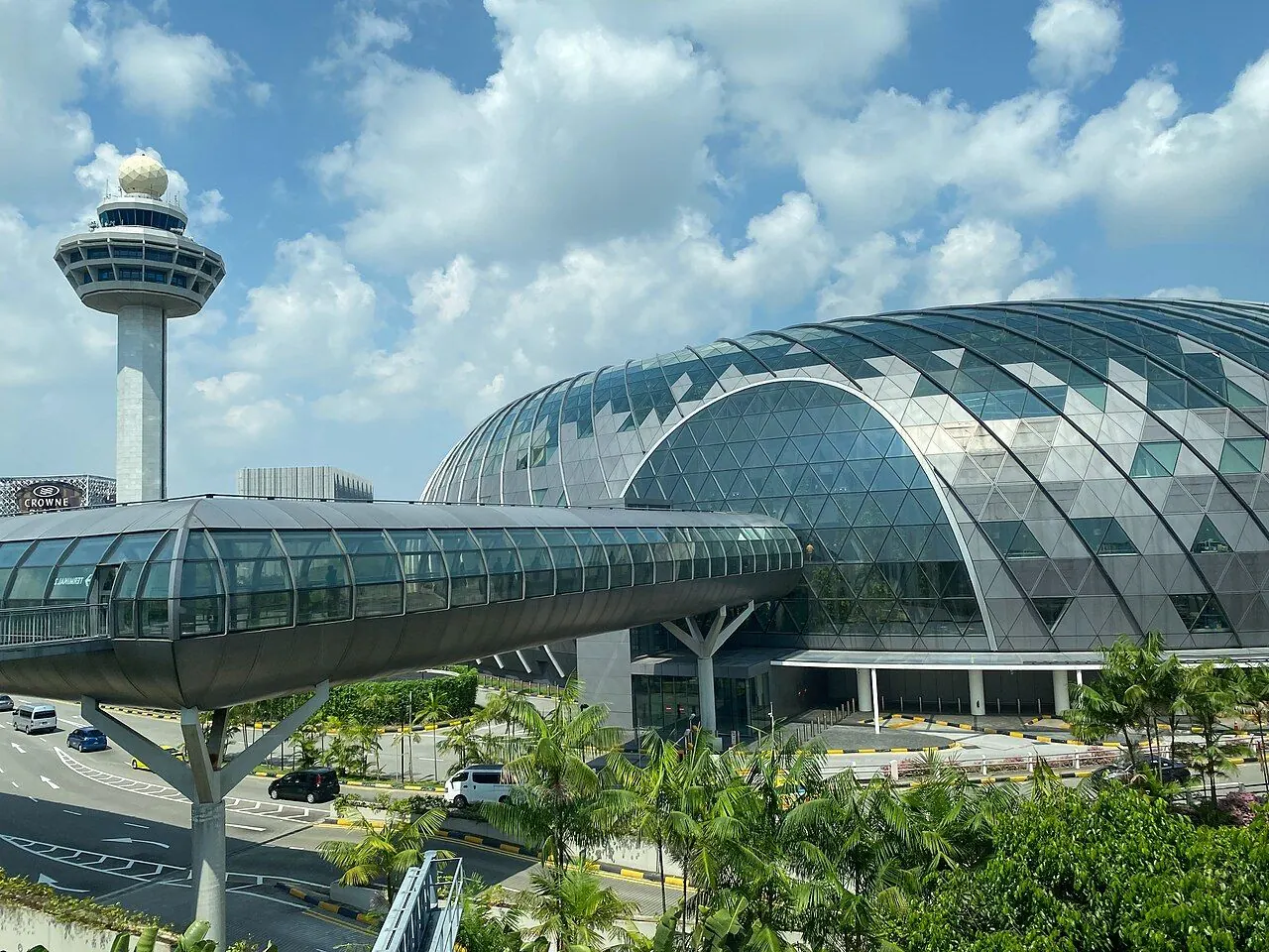 Glasdach und Außenansicht von Jewel neben den Terminals des Flughafens Changi