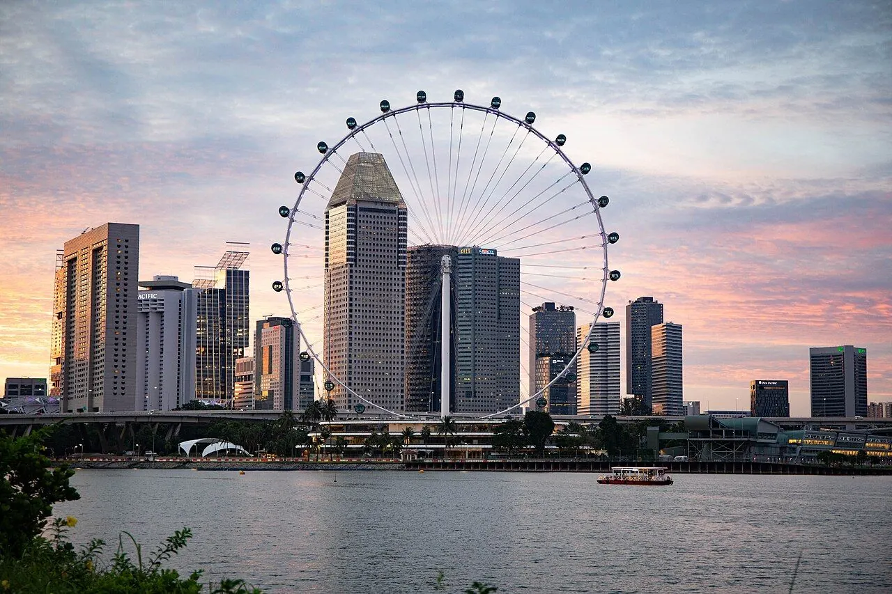 Riesenrad Singapore Flyer an der Marina Bay bei Sonnenuntergang