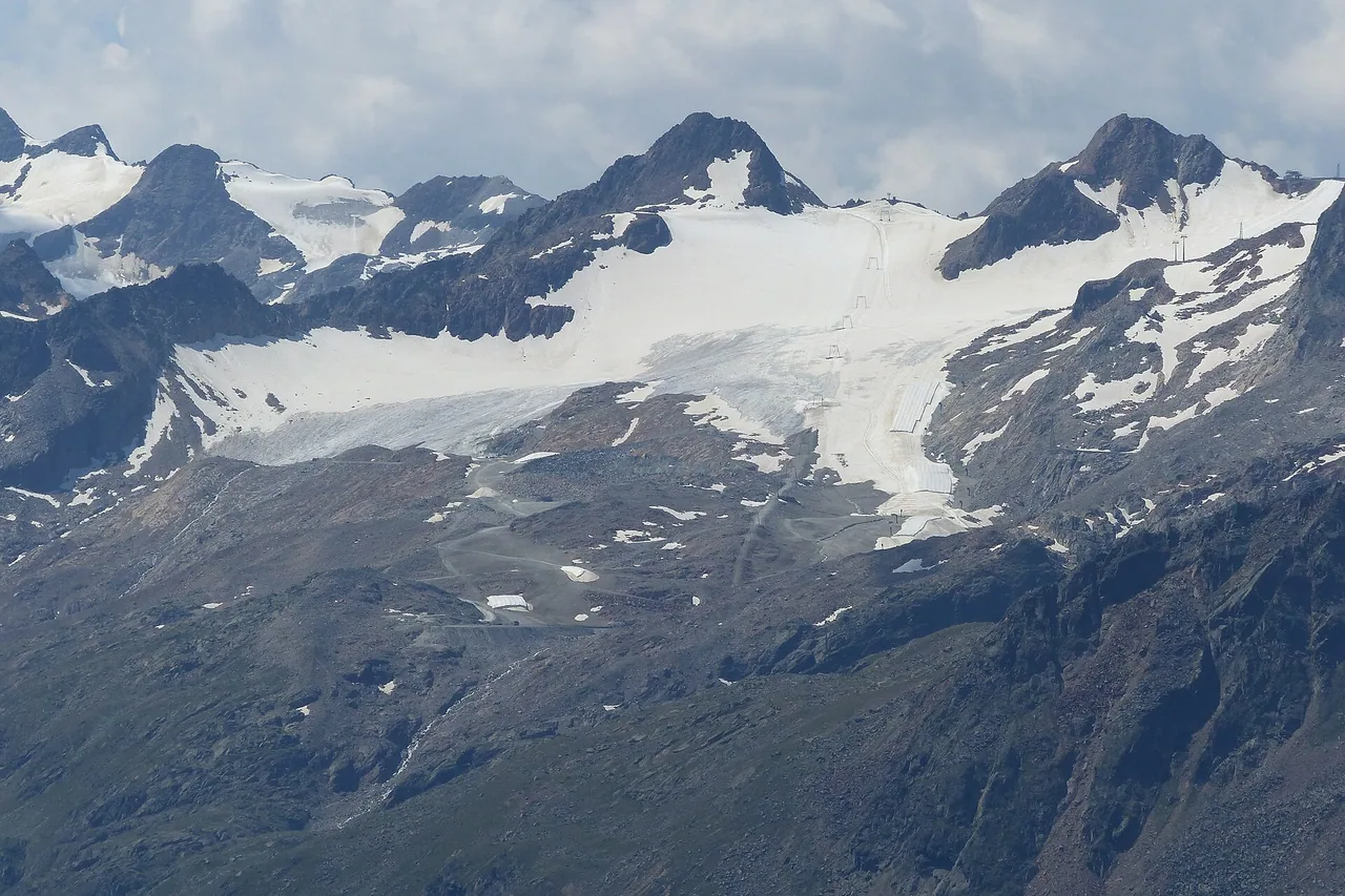 Der Tiefenbachferner, von den umliegenden Bergen aus gesehen