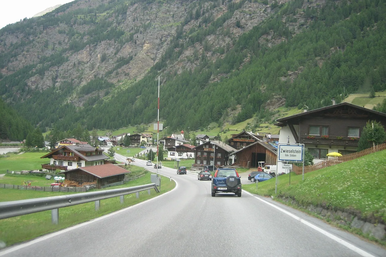 Das Dorf Zwieselstein an der Talgabelung