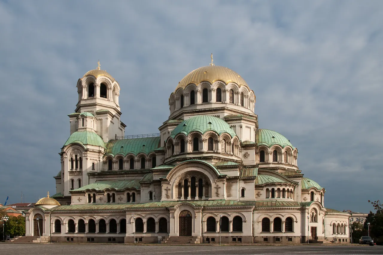 Grüne und goldene Kuppeln der Alexander-Newski-Kathedrale in Sofia