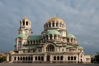 Grüne und goldene Kuppeln der Alexander-Newski-Kathedrale in Sofia