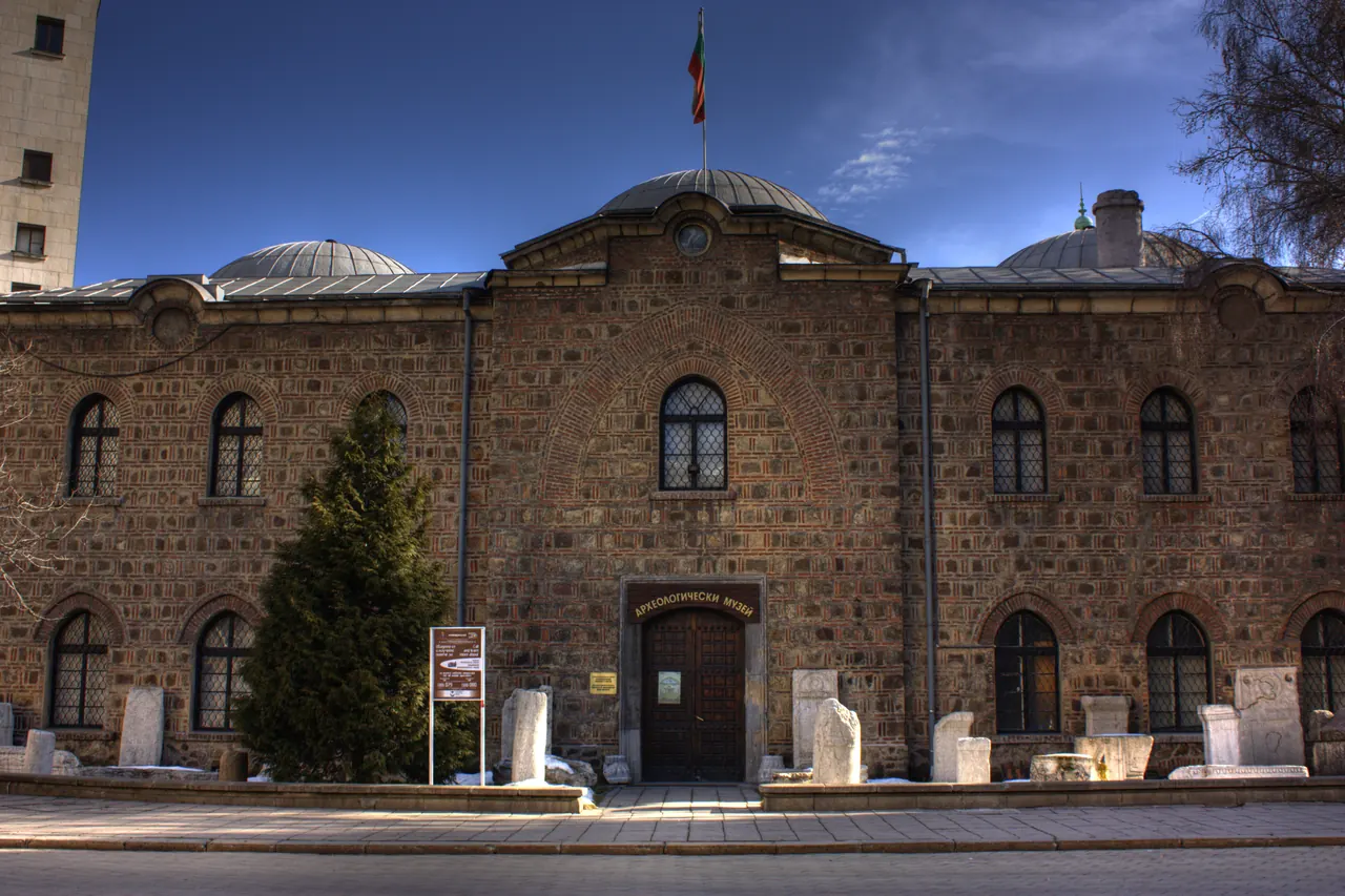 Steinfassade des Nationalen Archäologischen Museums in Sofia im historischen Moscheegebäude