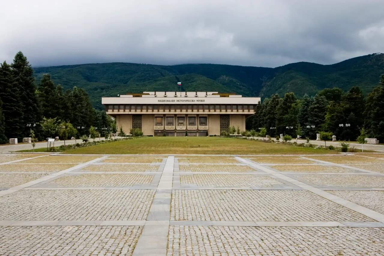 Weiter Vorplatz und Gebäude des Nationalen Historischen Museums unterhalb des Witoscha