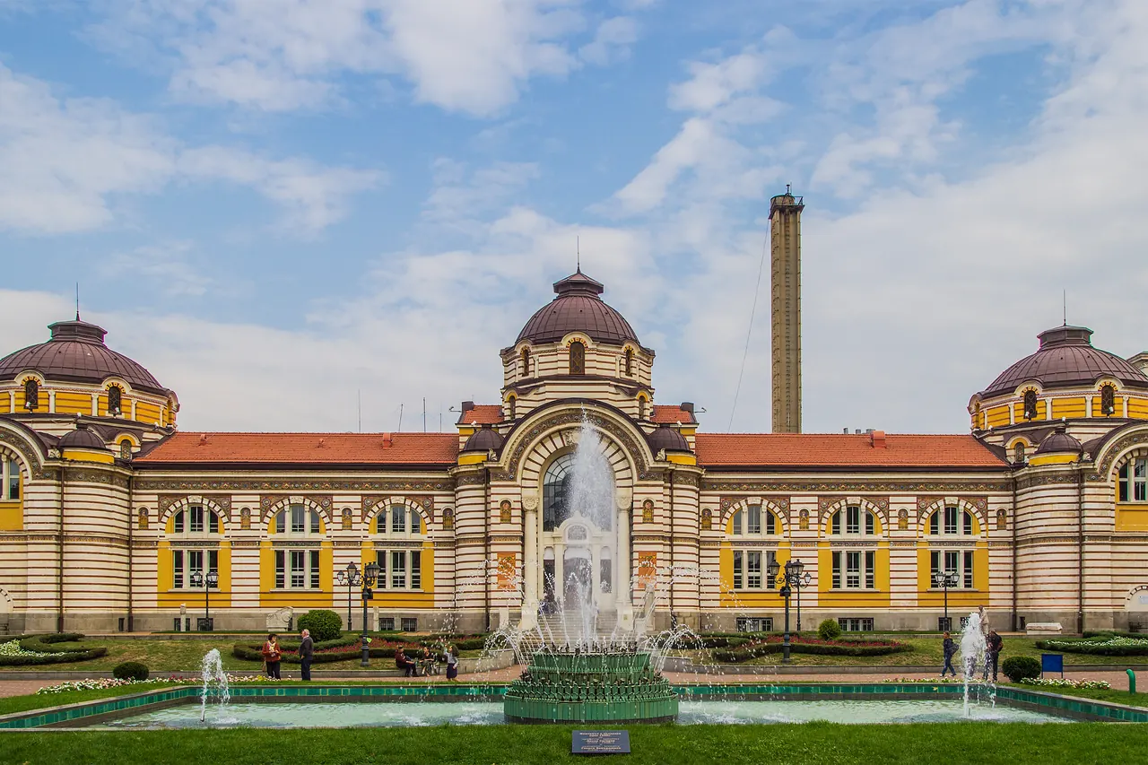 Die farbenfrohe Fassade und der Gartenbrunnen des früheren Zentralen Mineralbads in Sofia