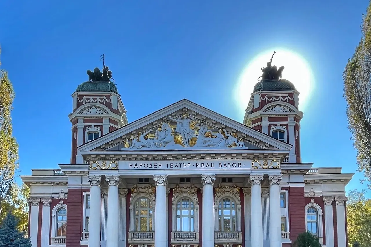Säulenfassade und skulpturengeschmückte Dachlinie des Theaters am Stadtgarten von Sofia
