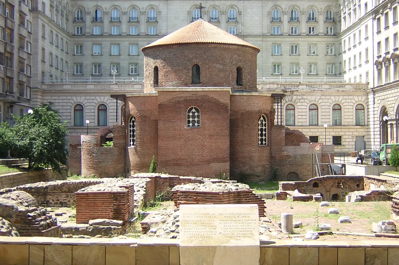 Backsteinrotunde und archäologische Reste im Innenhof des Präsidialamts in Sofia